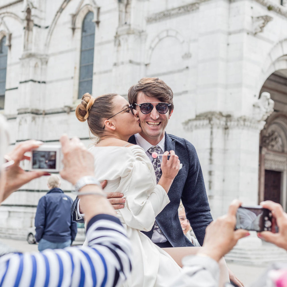 valentina esposito fotoreporter matrimoni sposi che si baciano con occhiali da sole