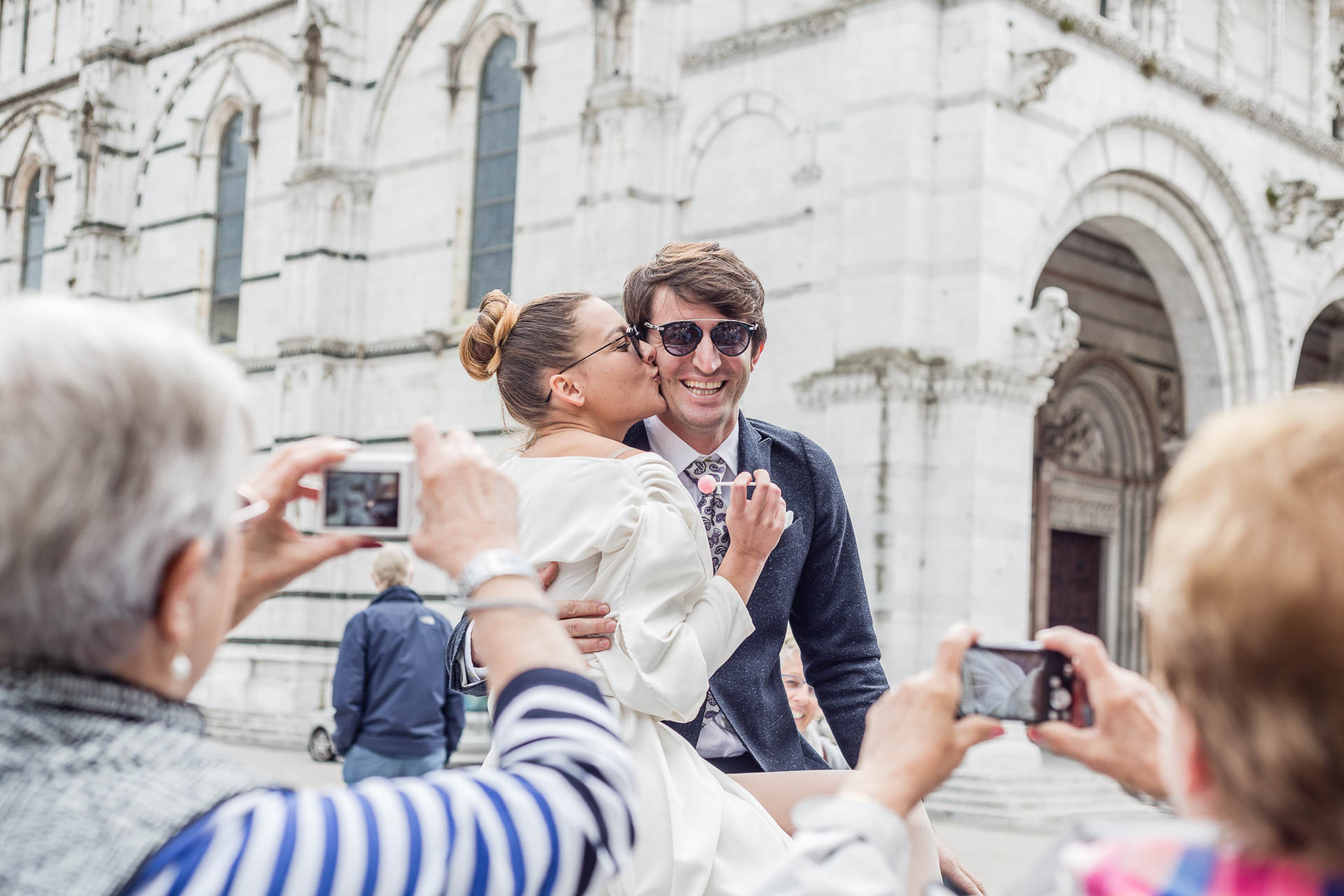 valentina esposito fotoreporter matrimoni sposi che si baciano con occhiali da sole