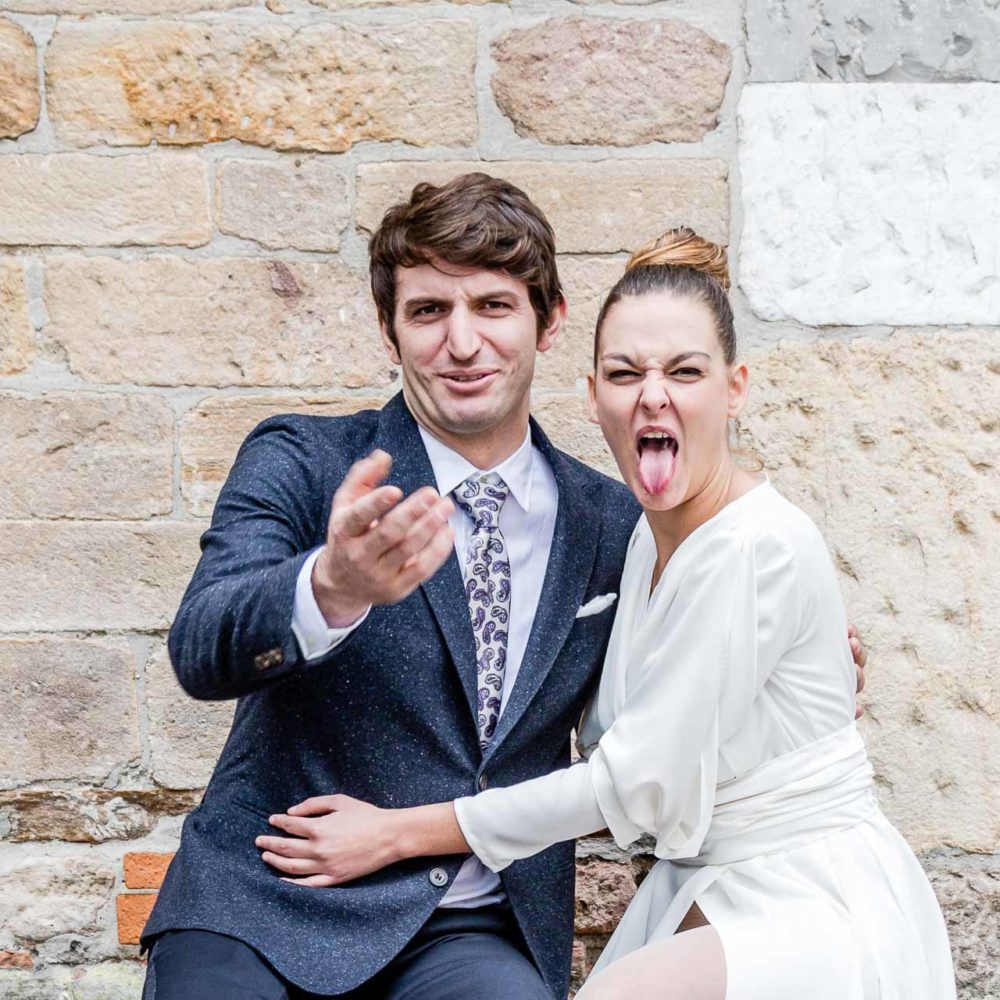 valentina esposito fotoreporter matrimoni sposi che fanno linguaccia al fotografo