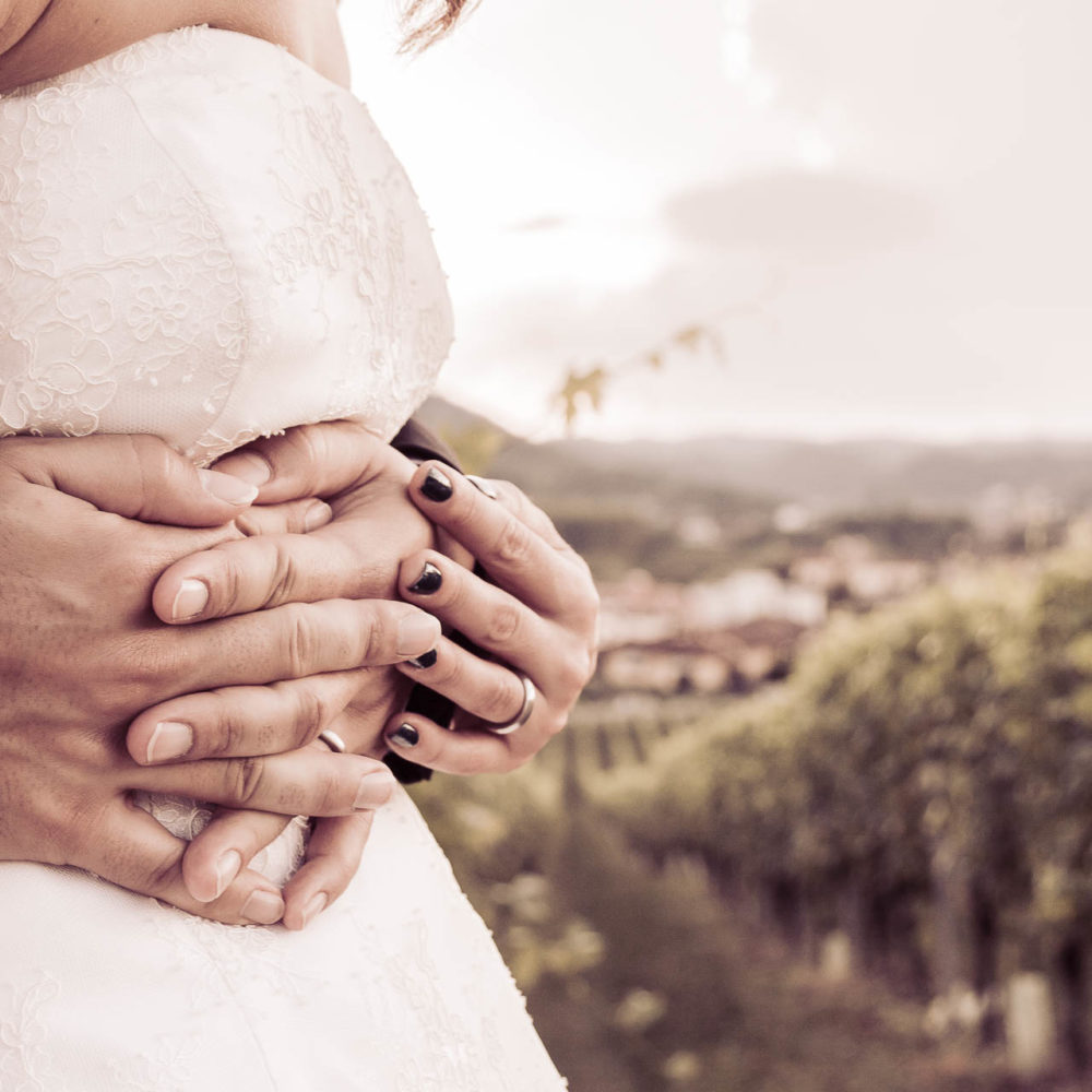 valentina esposito fotoreporter matrimoni dettaglio mani incrociate sotto seno sposa