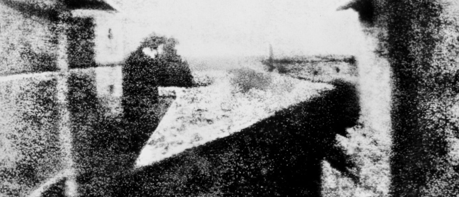 Prima fotografia della storia, Vue du Gras di Nicéphore Niépce, 1826-1827: veduta dei tetti di Chalon-sur-Saône dalla finestra dello studio dell'autore, eliotipo su peltro.
