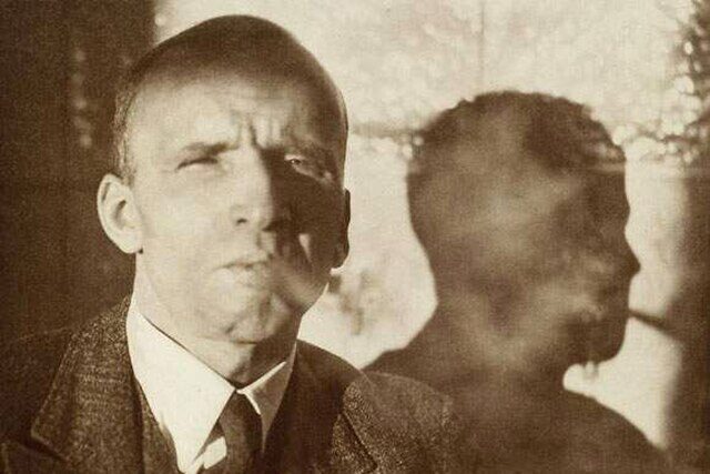 Albert_Renger-Patzsch_by_Hugo_Erfurth__1938.jpg Ritratto di Albert Renger-Patzsch fotografato da Hugo Erfurth nel 1938, stampa seppia
