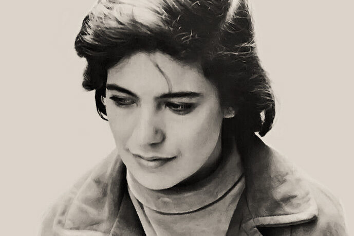 Di Photo by Peter Hujar First published by Farrar, Straus and Giroux. - *Original source: Back cover of the dust jacket for Sontag's 1966 book Against Interpretation.Instant source: Scan via WorthPoint (direct link to original jpg). Cropped and retouched by uploader; see upload history below for unretouched original., Pubblico dominio, https://commons.wikimedia.org/w/index.php?curid=93567110
