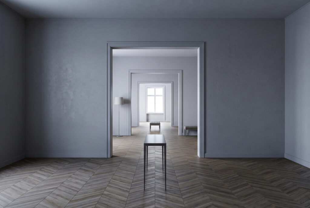 Enfilade di porte verso una finestra lontana, parquet a spina, forte separazione tra primo piano e fondo nella fotografia di interni